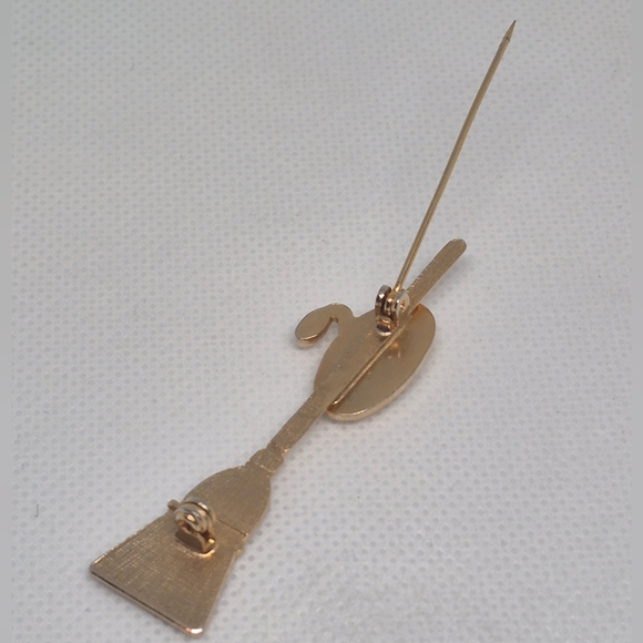 VINTAGE Curling Rock And Broom Gold Tone Brooch - Picture 9 of 16